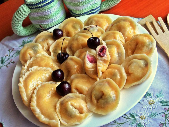 Вареники с творогом и черешней