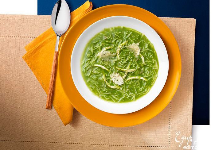 Куриный суп со шпинатом и чипсами из пармезана 