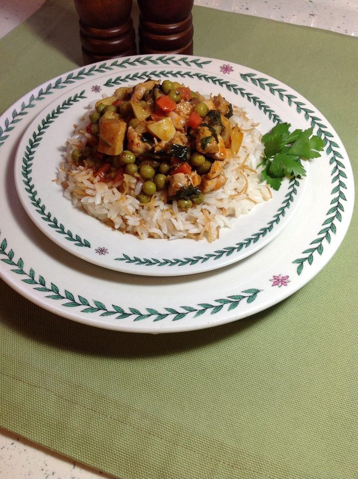 Курица с зеленым горошком и овощами  (Tavuklu bezelye)