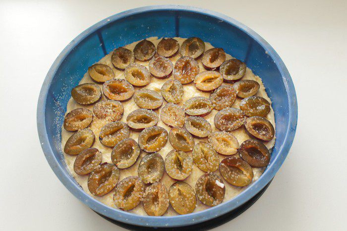 Кукурузный пирог со сливой