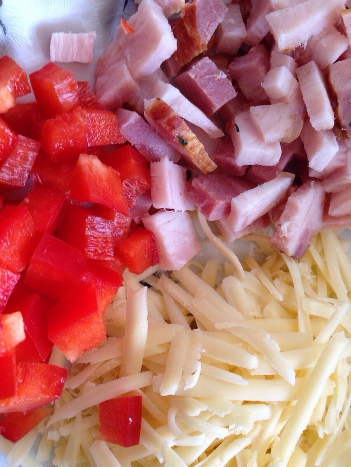 Закусочные маффины с кукурузой, беконом и сладким перцем