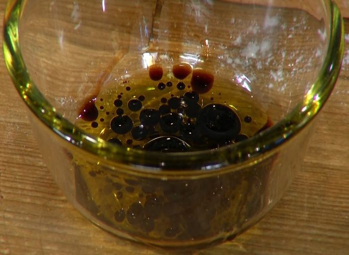 Теплый салат с куриной печенью, тыквой и копченой грудинкой 
