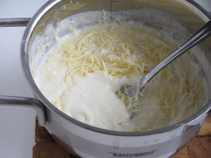 Тарталетки с красным луком и сырным соусом
