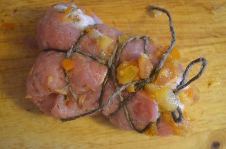 Крученики из свинины с хурмой 