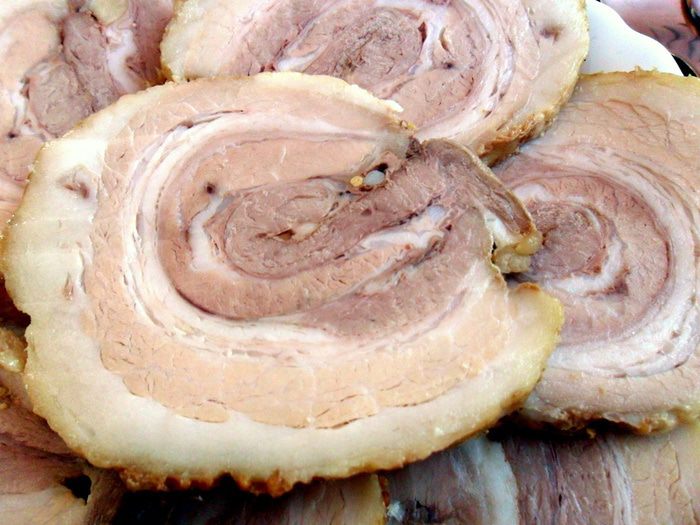 Свиная грудинка запеченная