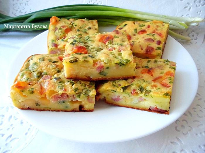 Пирог с ветчиной, сыром и зеленым луком