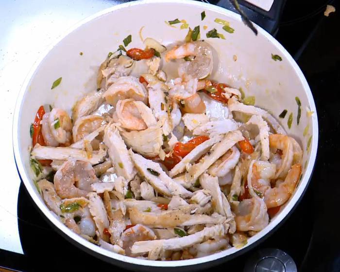 Жареный рис с креветками и курицей, заправленный по-восточному 