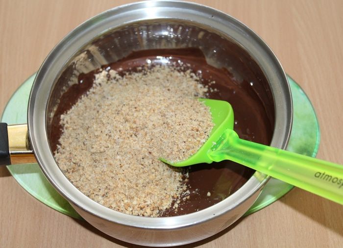 Блинный торт с шоколадным муссом, орехами и грушей