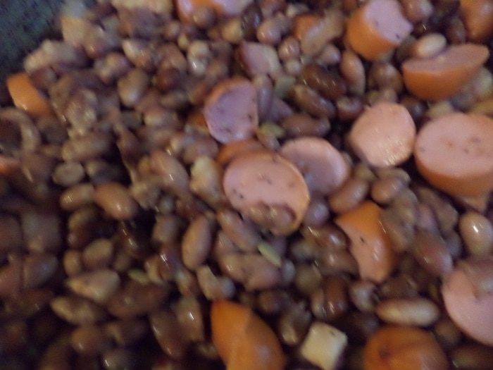 Запеченная фасоль с беконом и сардельками