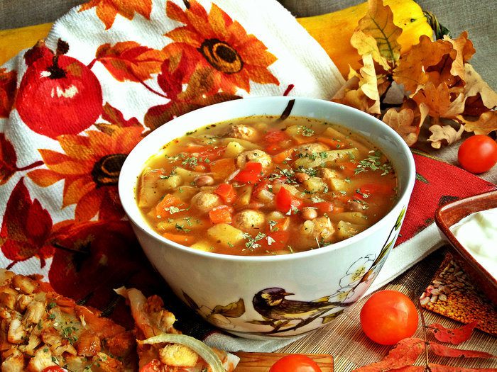 Щи «Сборные» с фасолью и фрикадельками
