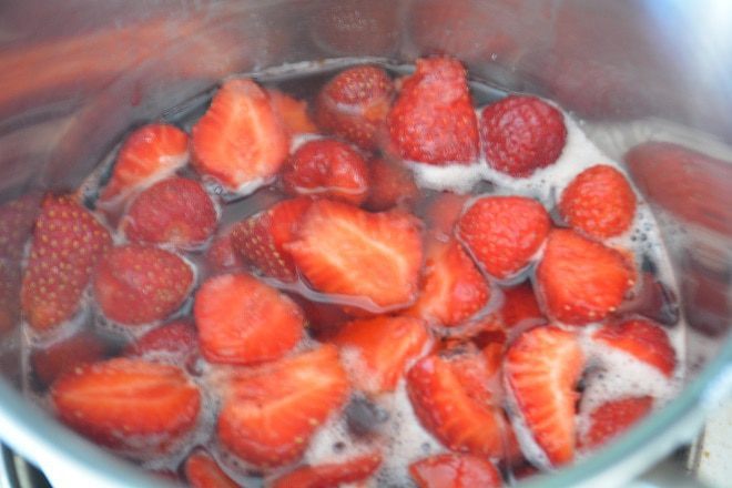 Рисовая запеканка с клубничным соусом