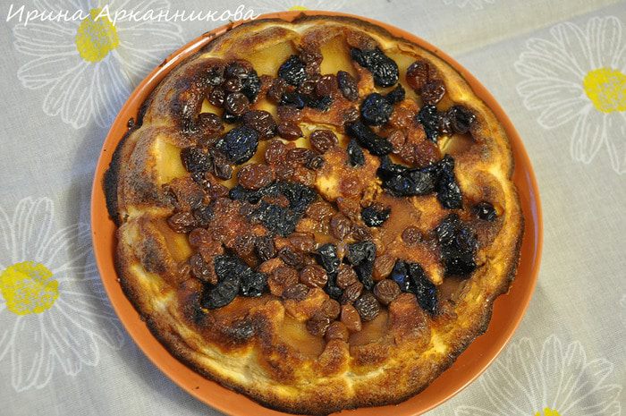 Творожная запеканка с яблочной прослойкой и черносливом