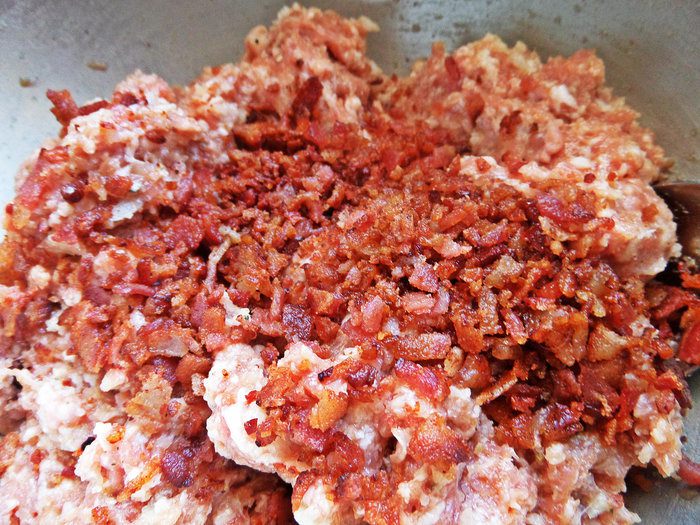 Котлеты с беконом, салатом и рисом