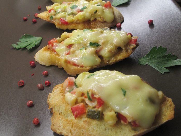 Брускетта, запеченная с тунцом и овощами