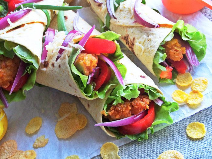 Закуска с курицей и сыром в тортилье