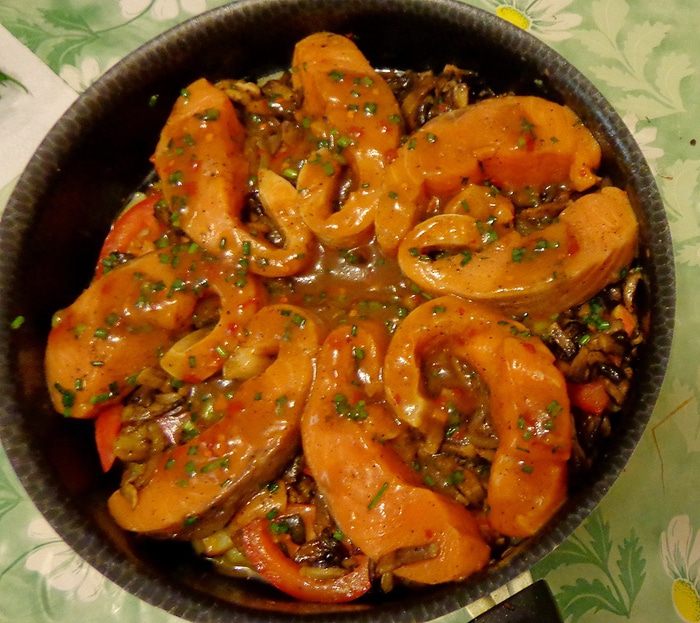Филе лосося, запеченое с овощами и грибами