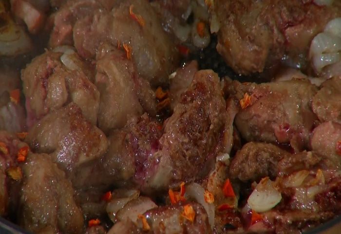 Теплый салат с куриной печенью, тыквой и копченой грудинкой 