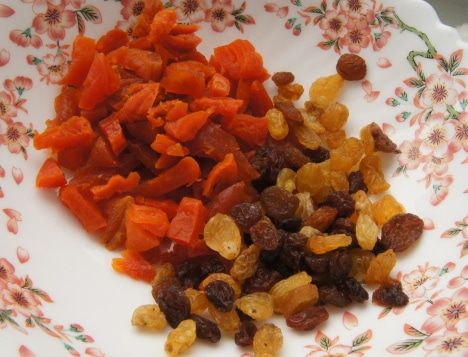 Постные кексы с курагой и изюмом