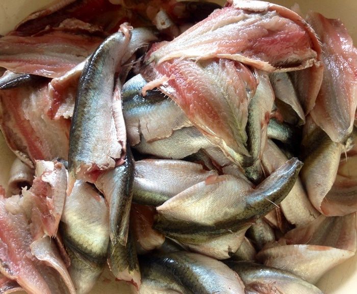 Заливной пирог из свежей тюльки