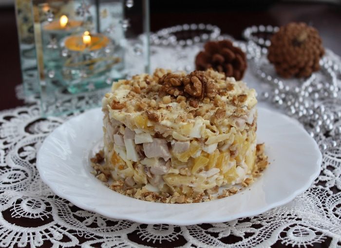 Салат с курицей, ананасами и орехами