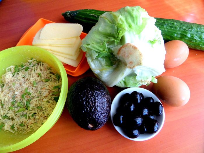 Сырный салат с оливками и авокадо