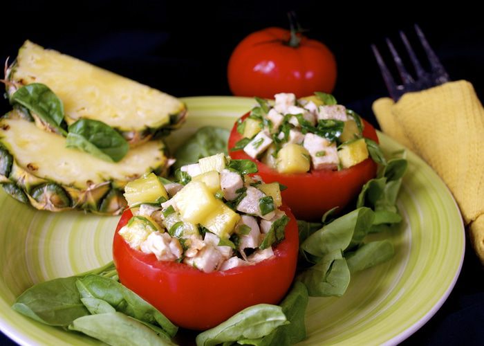 Томаты, фаршированные гавайским куриным салатом 