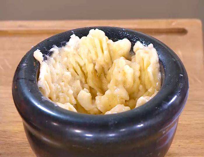 Медовый пирог с морковью, бананом и орехами 