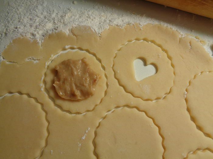 Сахарное печенье с курдом из ревеня, глазированное помадкой