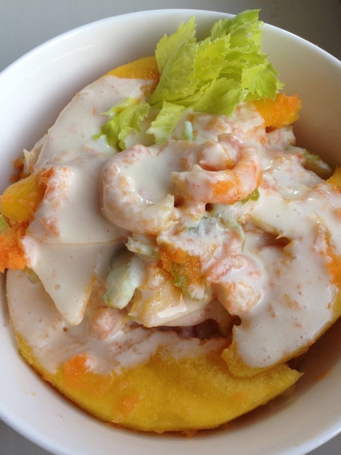 Салат с манго и креветками под сырным соусом