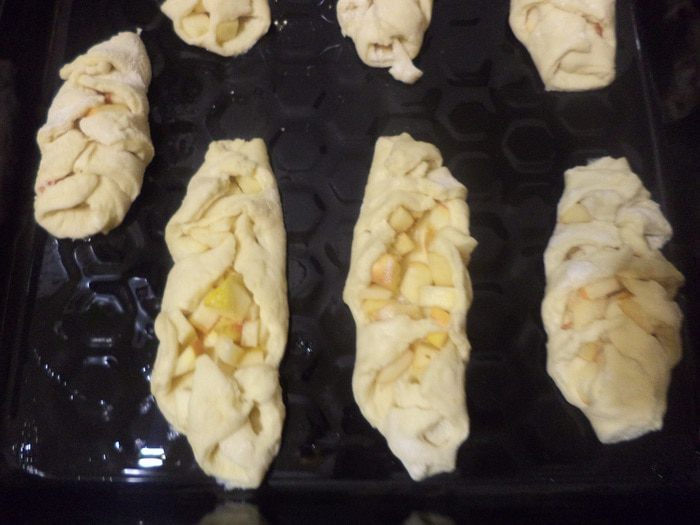 Булочки-косички с яблоками