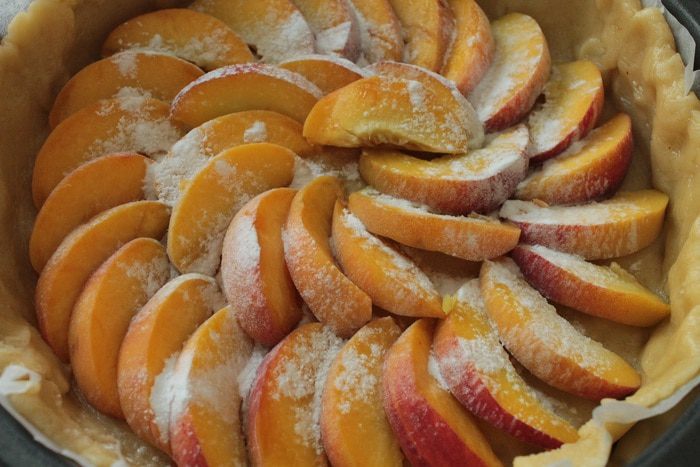 Пирог с персиками и пудингом из ряженки