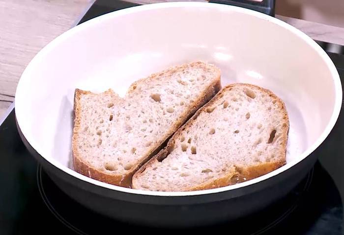 Тосты со свеклой, фисташками и йогуртовой заправкой 