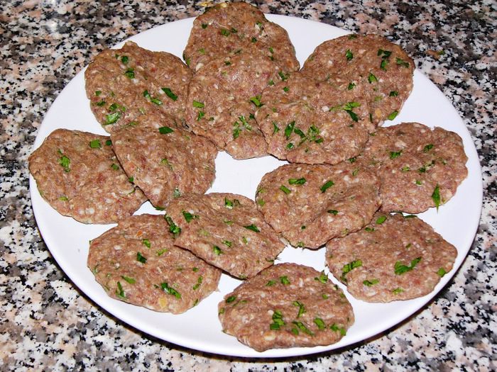 Котлеты, запеченные в помидорах, под соусом бешамель