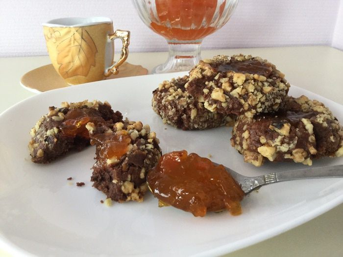 Шоколадное печенье с орехами и джемом