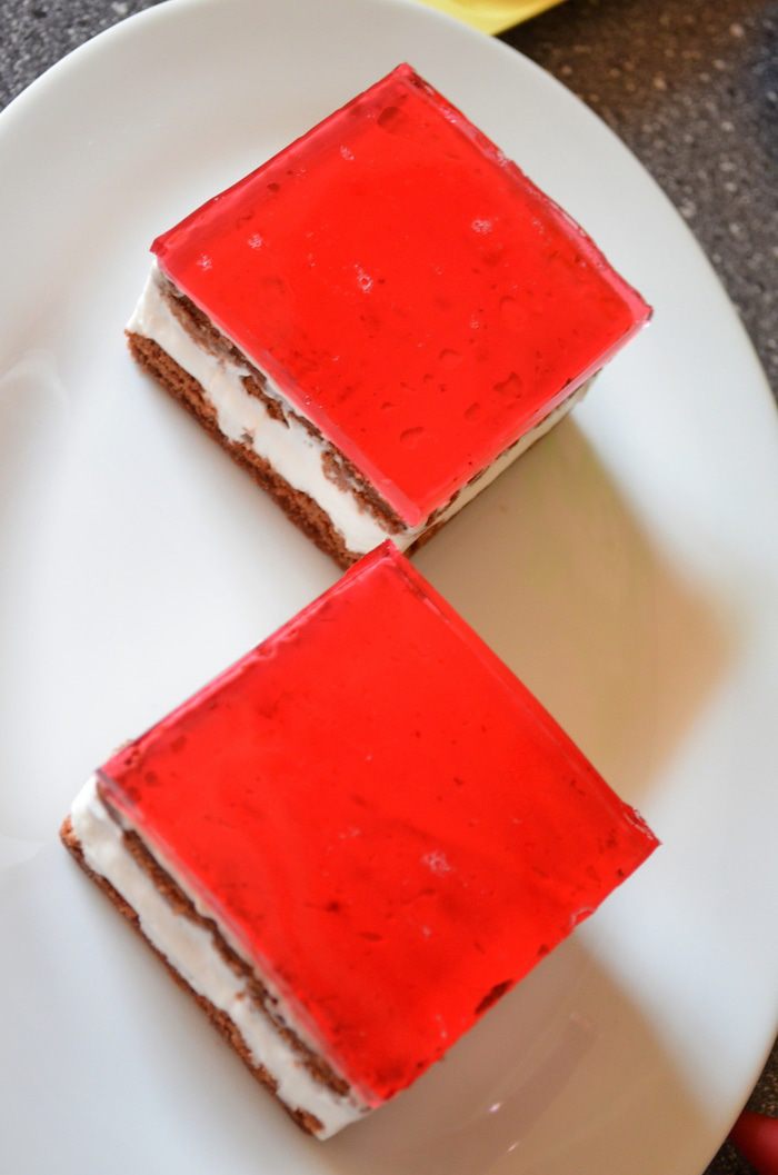 Тирамису с кокосовым муссом, малиновым желе и черникой