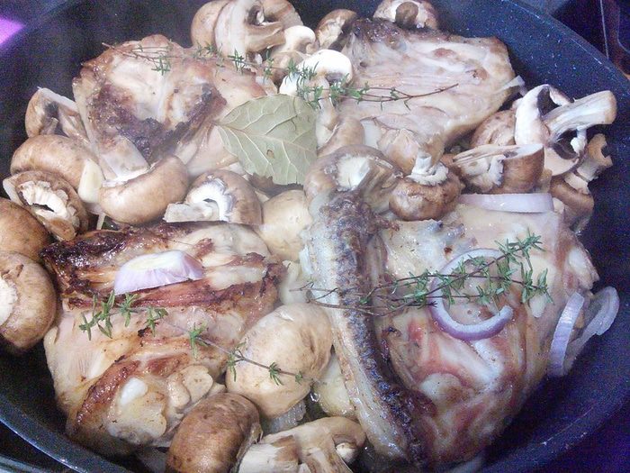Курица, тушенная в сидре с яблоками 