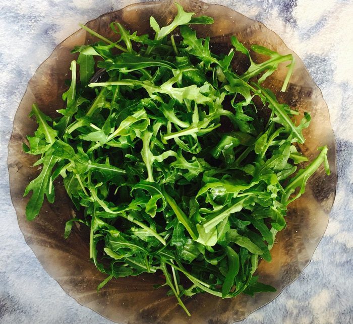 Салат с руколой и лососем