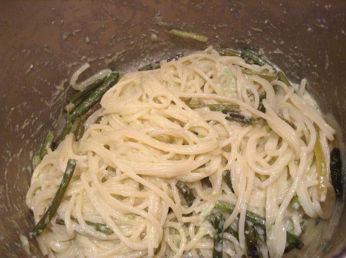 Паста с соусом и чесночными стрелками