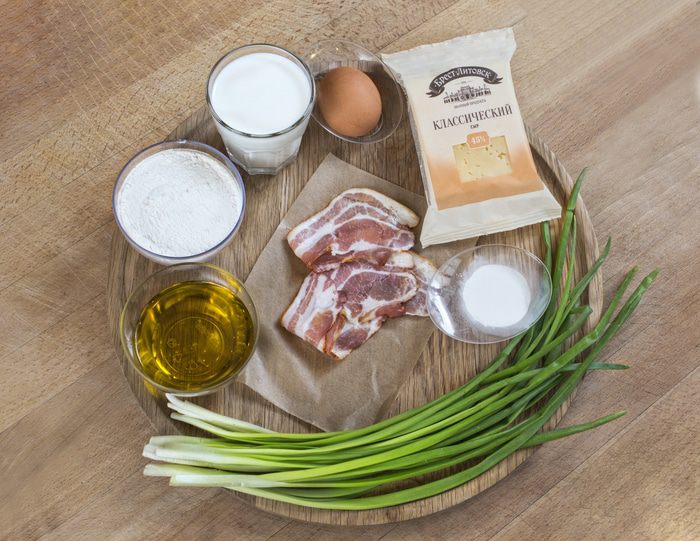 Пирог с ветчиной, сыром и зеленым луком