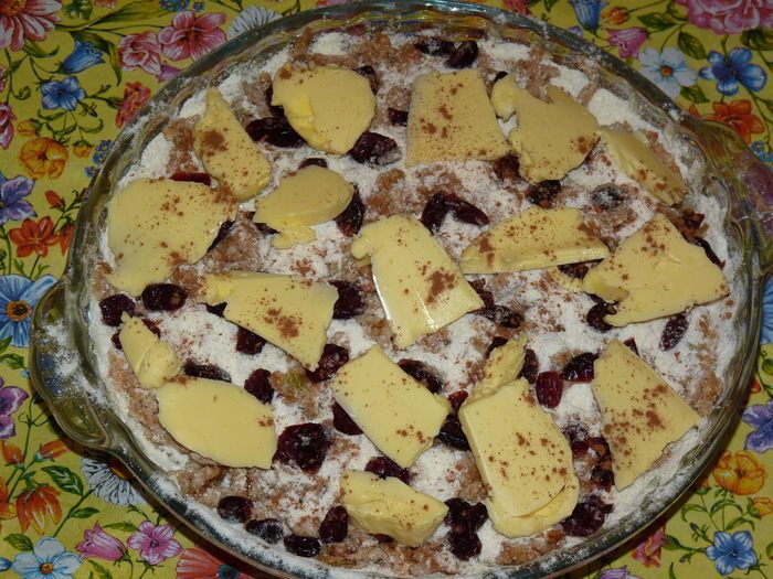 «Сухой» яблочный пирог с корицей и вяленной клюквой