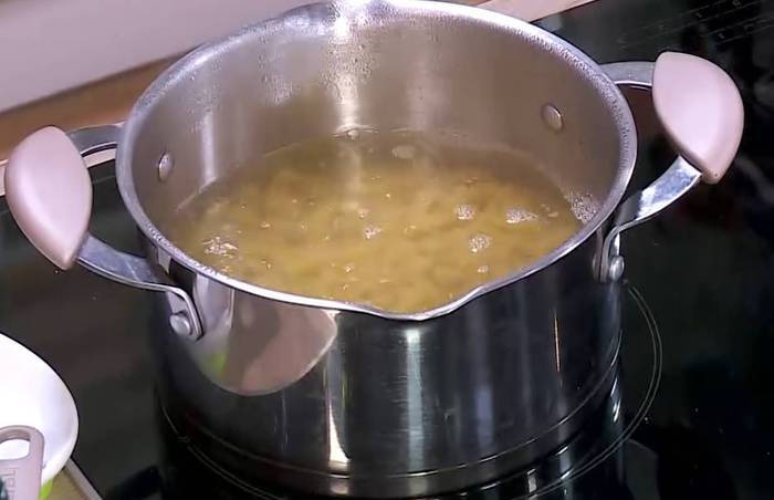 Паста со сливочным соусом из порея и шпината 