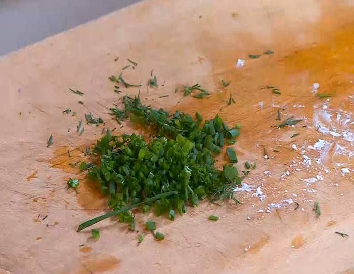 Салат из молодого картофеля с редисом и заправкой из феты 