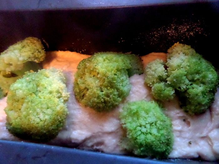 Кекс с брокколи, оливками и пармезаном