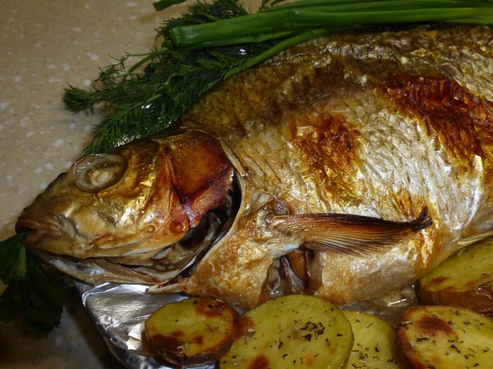 Лещ, запеченный с икрой