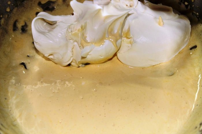 Шоколадно-ананасовый десерт с меренгами