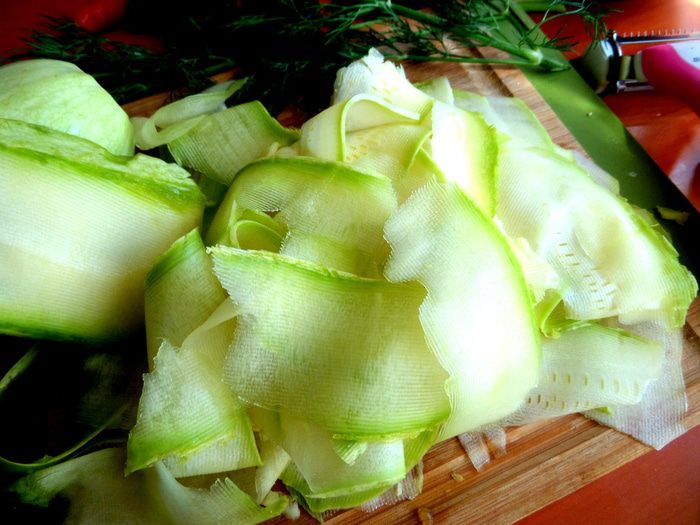 Маринованные роллы из молодых кабачков