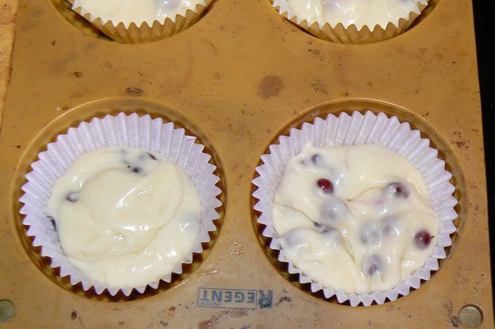 Маффины с брусникой и белым шоколадом 