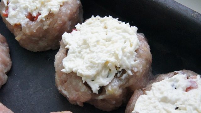 Мясные башенки с начинкой, запеченные под сырной шапочкой