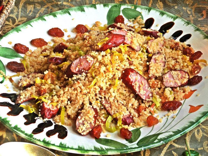 Кускус с колбасками и изюмом