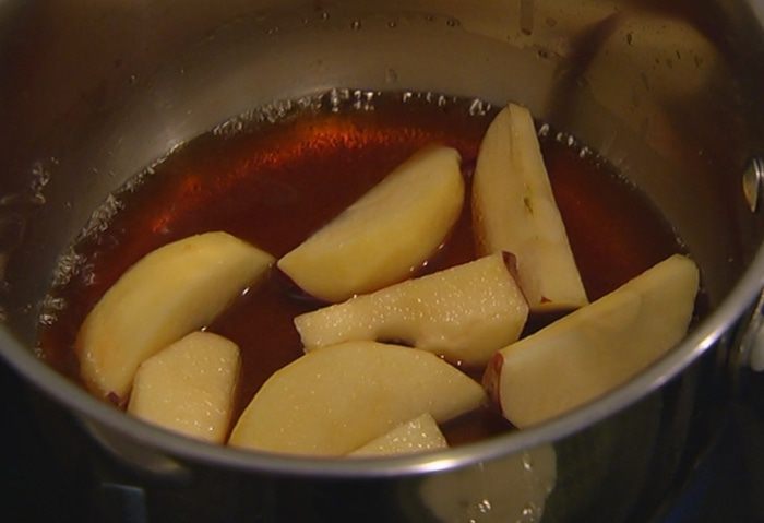 Оладьи с яблоками и яблочной карамелью 